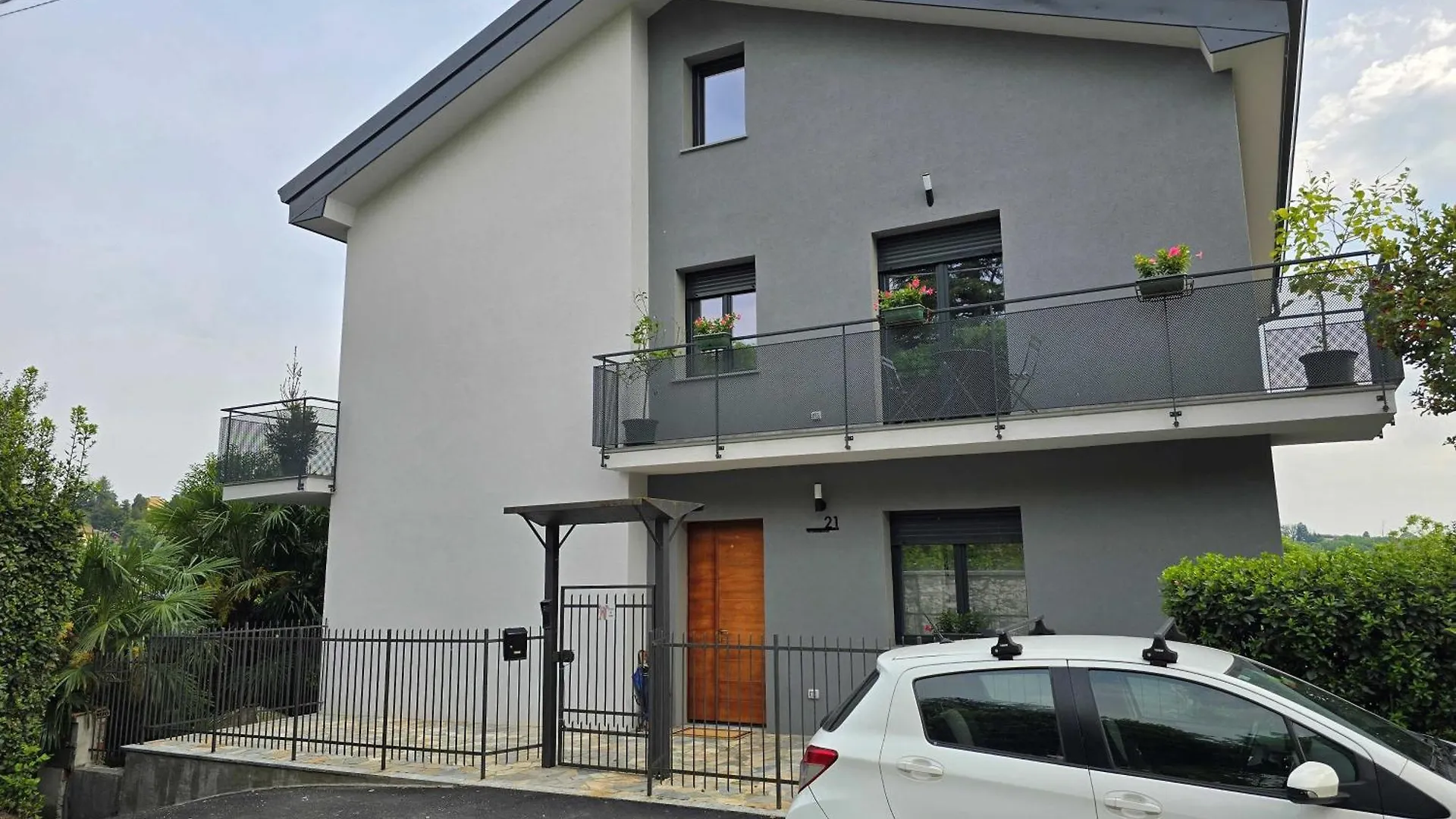 Art Garage Varese Biandronno 0*,  Włochy